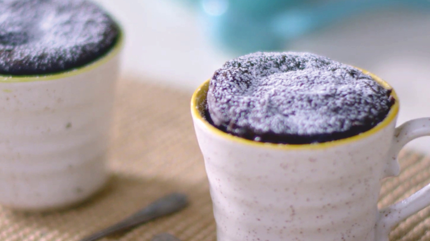 HERSHEY’S Classic Gingerbread Mug Cakes